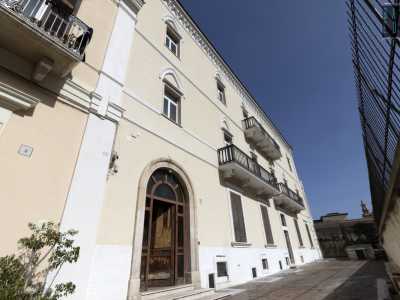 A dominare lo spiazzo � il prospetto color crema del palazzo neogotico...